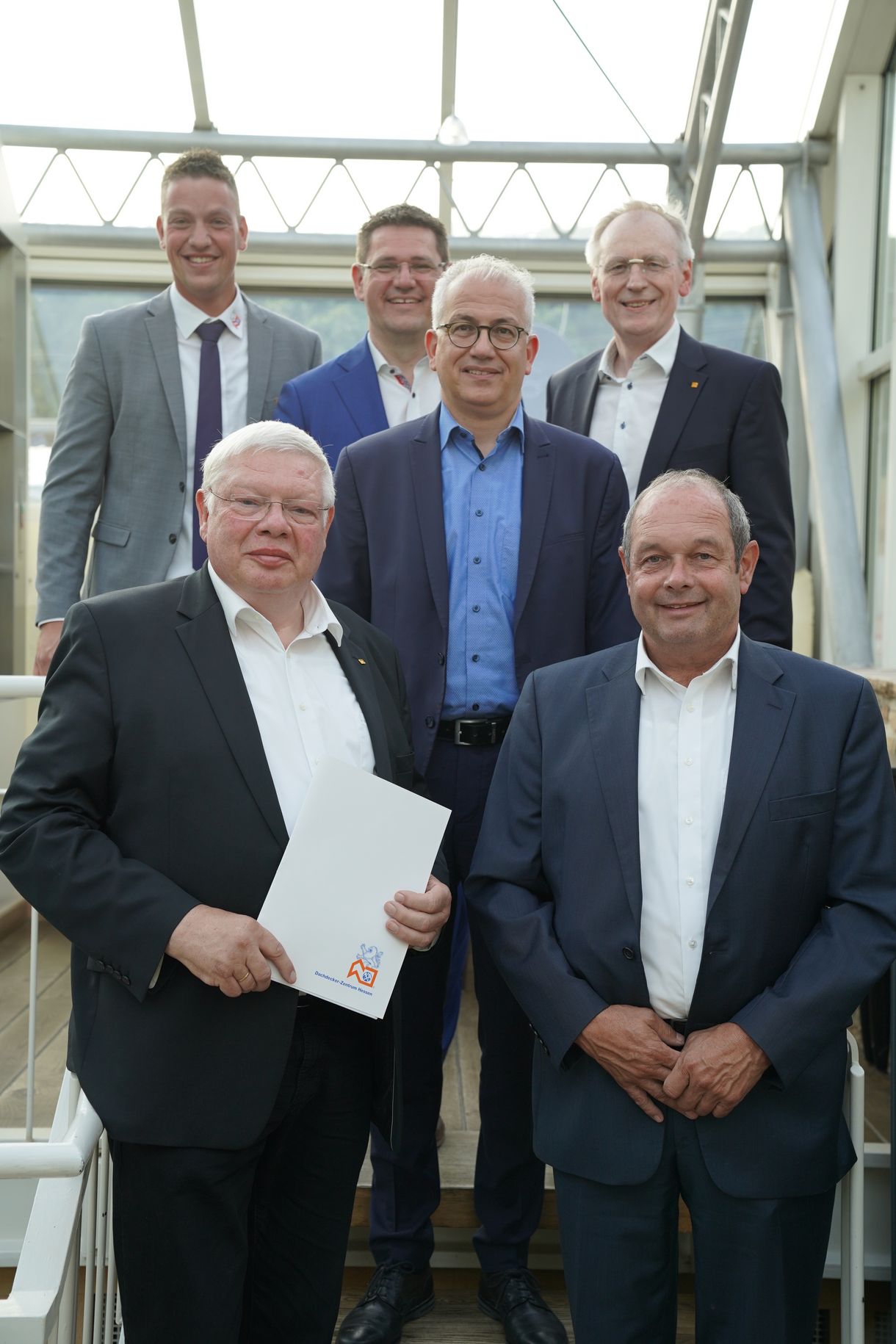 Gruppenfoto zur Kooperationsvereinbarung zwischen E-Handwerk und Dachdeckern